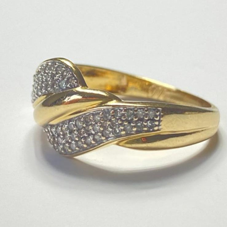 Exclusieve 18 karaat geelgouden ring met 74 diamanten